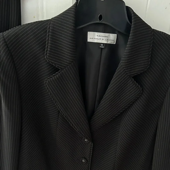 Tahari Black and White Pinstripe Two Piece Suite NEW WITH TAGS, Smoke Free Home - Picture 2 of 12